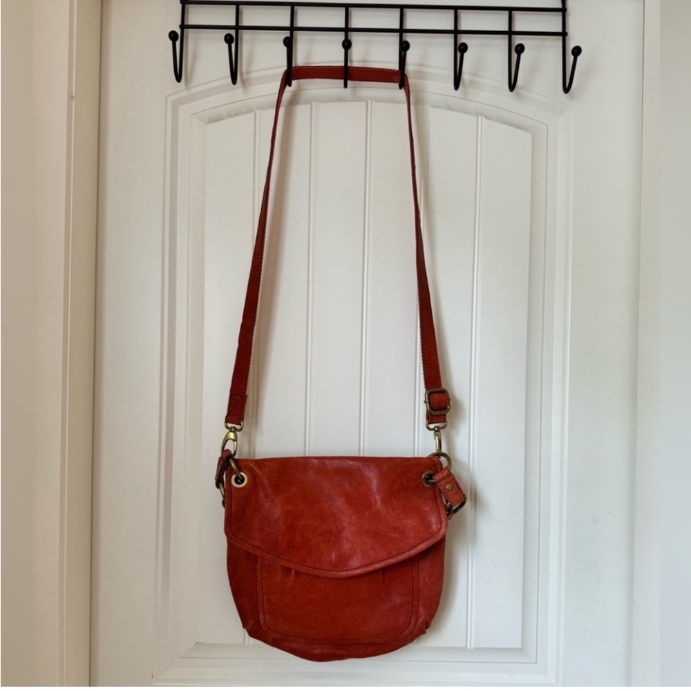 Fossil Long Live Vintage orange leather purse with detachable cross body strap.